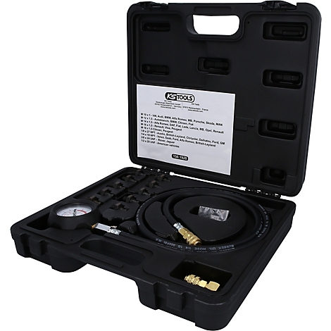 Schwarzer Werkzeugkoffer mit KS TOOLS-Logo und verschiedenen Werkzeugen, darunter ein Manometer, Schläuche und Anschlüsse.